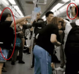 一对男女地铁里站椅子上打架,老人在一旁边吃饼干边看