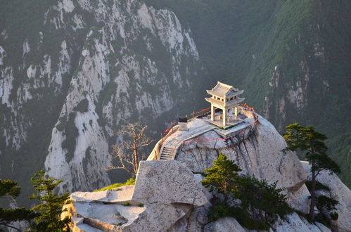 中国最难爬的楼梯 最陡峭的地方近90度 