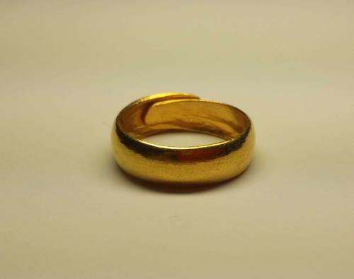 周大福素圈戒指十几块,求周大福铂金戒指不带钻的与带钻的价格？