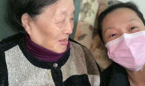 刘若英在家的素颜照,51岁脸不是很显老,就是脖颈纹太明显了