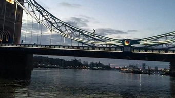 英国患精神病男子攀爬伦敦塔桥高空逗留两小时 