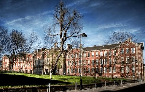 英国大学冷知识 哪个大学来就送伴侣 哪个大学有女巫学院