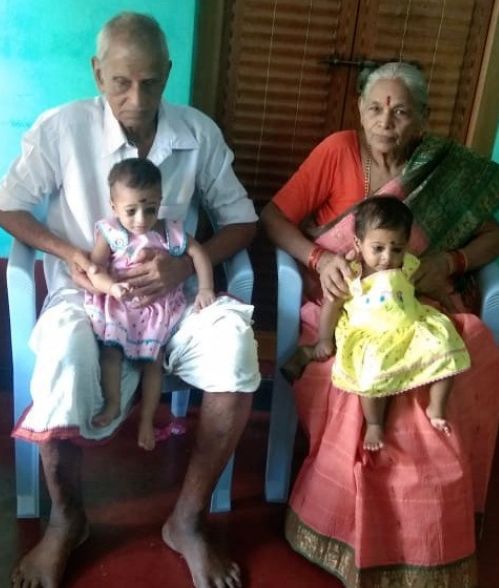 印度老妇73岁生下双胞胎女儿,一年后84岁丈夫去世,如今怎样