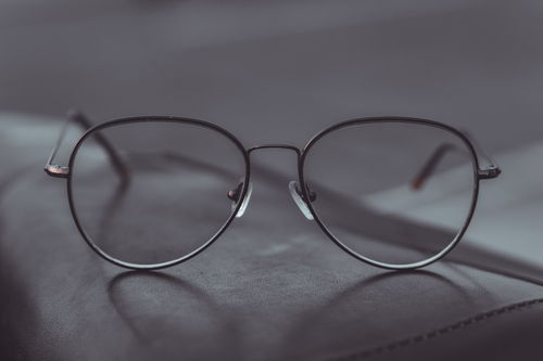 如何解决近视戴眼镜,近视度数越戴越深的问题