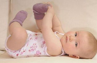 宝宝一岁前睡觉都要穿袜子吗 穿不穿都有 讲究 ,宝妈最好知道 