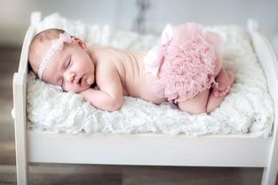 宝宝睡觉不吃奶？刚出生的婴儿老是睡觉不吃奶