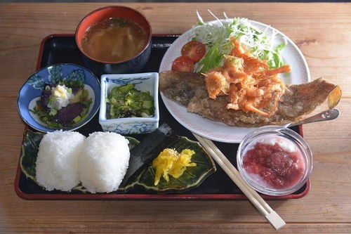 日式餐厅里吃寿司定食