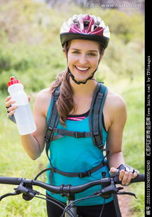 微笑的女人拿着水瓶