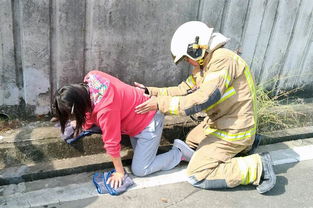 下车不慎踩空 妇人脚卡水沟