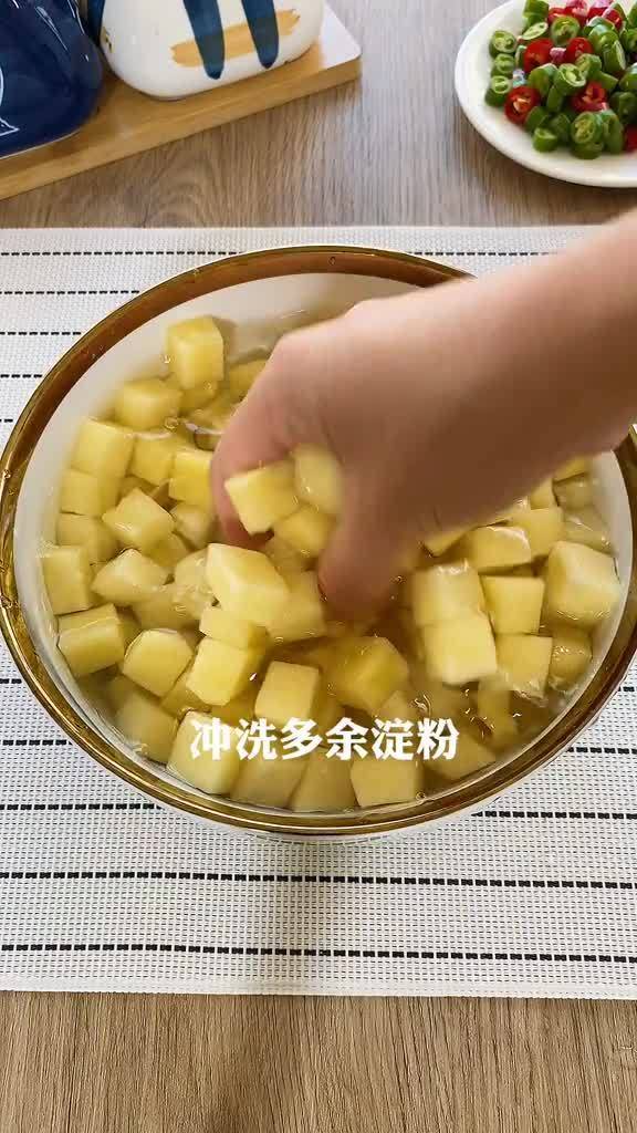 土豆这样做,一锅米饭不够吃,太下饭了 