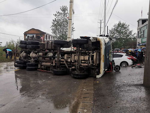 桃源 搅拌车侧翻致一死 雨天路滑需警惕