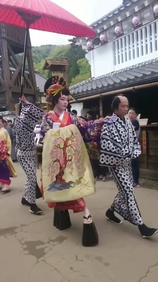 日本花魁艺妓游街,这走路姿势让人真难受 