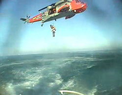 英国货船遇险进水下沉 船员搭直升机逃生