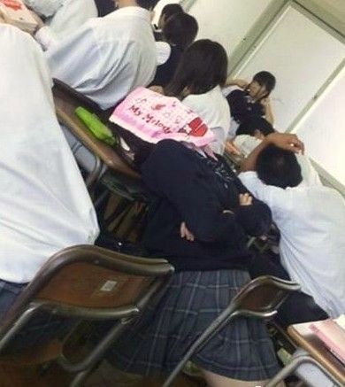 那些年在教室睡觉摆的各种奇葩搞笑睡姿,你们还记得吗