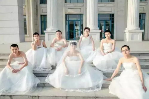 史上最幸福的男人 河北政法大学女生穿婚纱和唯一的男生拍毕业照