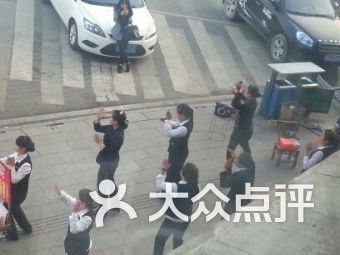 怀化火车站接人怎么停车 (怀化火车站停车场停车免费吗)