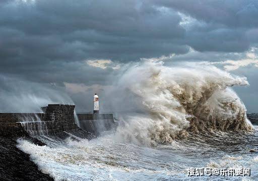 如果50米高的海啸来袭,人类一头扎进水里能否躲过一劫