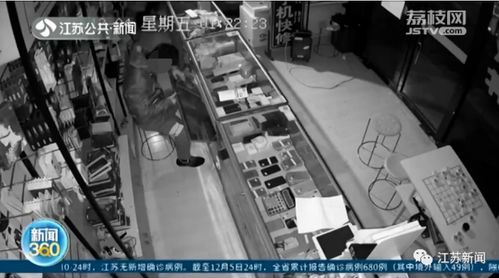 我要报警啦 俩小偷凌晨入店盗窃,突然上头传来一个声音 