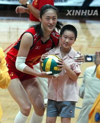 奥运冠军在香港展示英姿 刘亚男赠送排球 