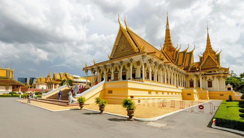 柬埔寨王宫的守护神是七头那伽,而吴哥巴戎寺凭啥是十三头那伽