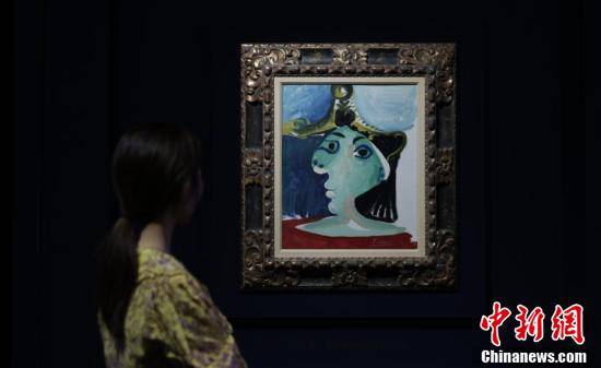 北京 观众在嘉德艺术中心欣赏画作