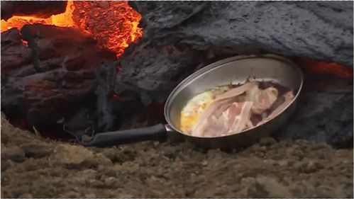 冰岛火山喷发围观者蜂拥而至,男子脑洞大开用火山熔岩做饭 