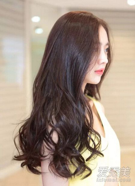 在年底,女孩的发型被推荐改成韩国发型,男人的精神一路收获 