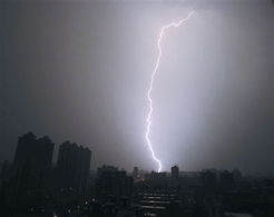 武汉遭遇今年最强雷暴部分地区停电 