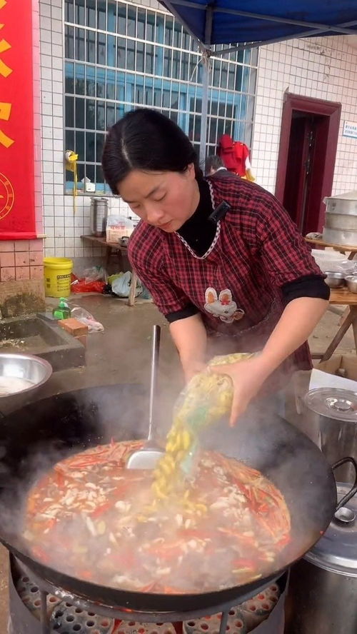 老板说他吃了几十年猪油了,植物油炒菜他吃了总感觉饿,所以每年都会把自家的猪油留着 