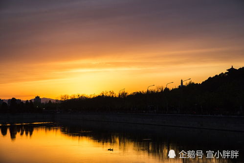 惊艳 今天北京晚霞出现粉橙色,实拍角楼晚霞