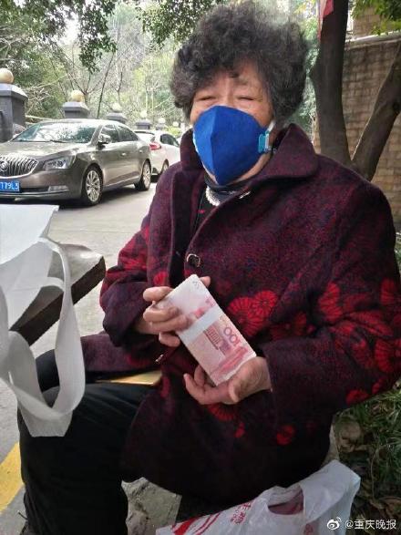 79岁婆婆跑到社区捐一万元抗击疫情 ,社区却做了这样一个决定 
