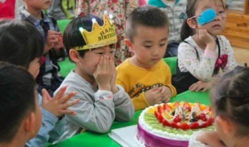 4岁儿子在幼儿园过生日,宝妈送了蛋糕却无人吃,背后原因很现实