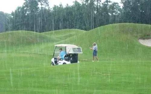 下雨怎么打高尔夫球呢,下雨天打高尔夫球