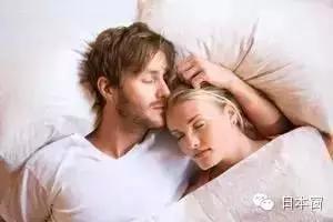 恋人必测 日本床上睡姿亲密度测试法 