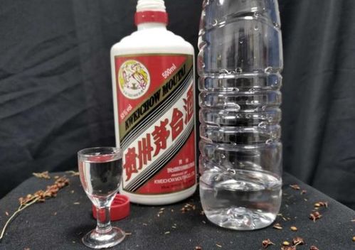 为何有人喝白酒要搭配矿泉水 听老酒鬼说完,才知道有这4个原因