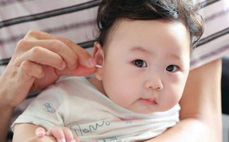 家长能给孩子挖耳朵吗 给宝宝挖耳屎有什么影响 