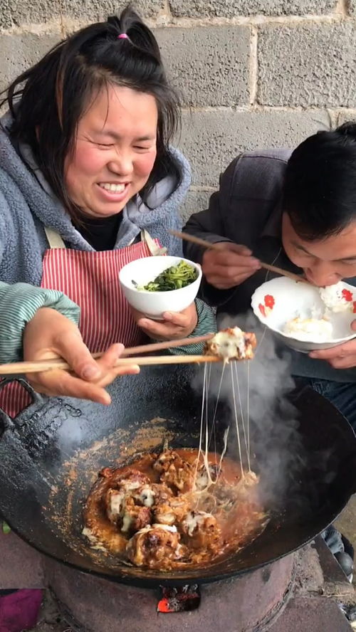 今天肉和排骨一样价了,老公好久没有吃过排骨了,还是买了一根回来,给他做个贵州口味的麻辣拉丝排骨 