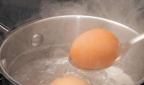 80多岁奶奶煮鸡蛋时,总会加上点 它 ,鸡蛋香嫩好吃,还特好剥