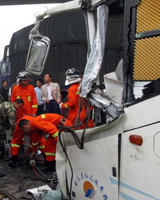 安徽芜宣高速公路连环车祸导致11人死亡 