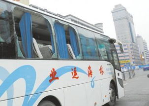 成都公交与大巴擦碰 公交司机被指开 斗气车 