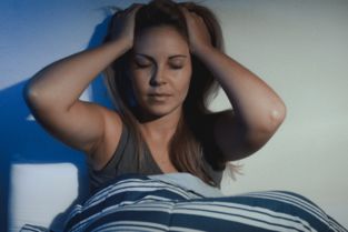 女人经常熬夜的危害 女性熬夜真的会引发妇科疾病吗？经常熬夜有哪些危害？ 