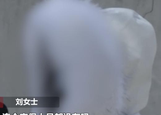 两女子在洗浴中心刚洗完澡,还一丝不挂,突然有两男子无意闯入