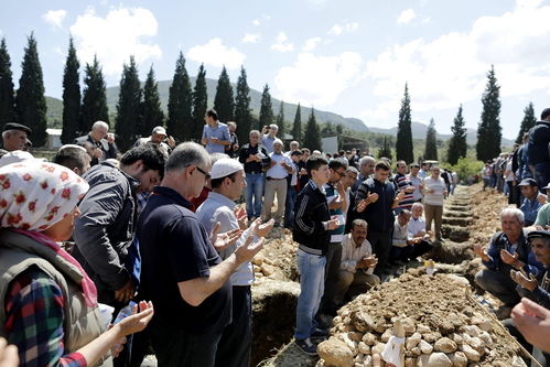 土耳其民众为煤矿爆炸遇难者举行简易葬礼 