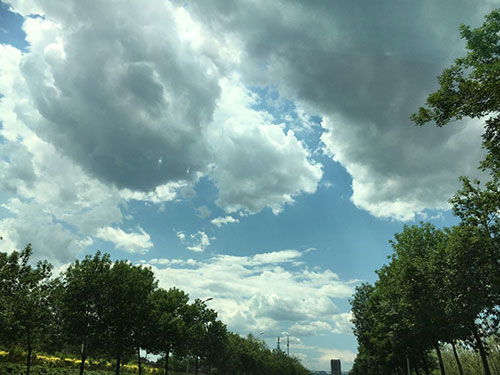 雨后晴空,画卷展开 今天北京蓝天白云刷屏朋友圈