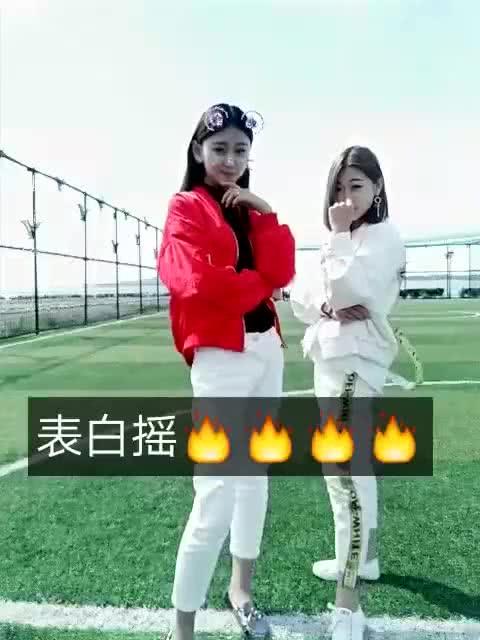 两个跳舞的女孩子,哪个更漂亮 