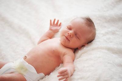 新生儿皮肤发黄怎么办 四个方法让宝宝拥有白皙皮肤