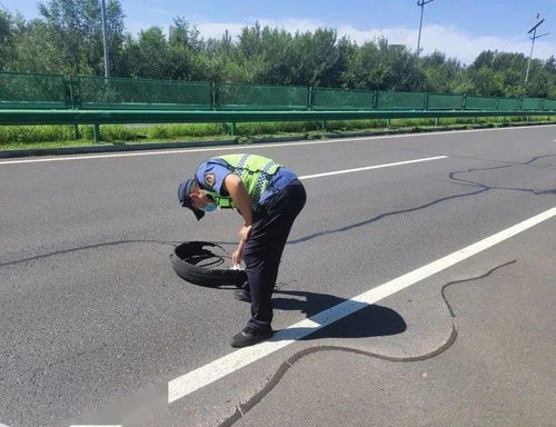 保通保畅 一大队及时清理路面杂物保障道路畅通