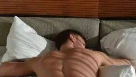 男人睡觉时长期裸睡,会收获三大好处 或许让你更加自信