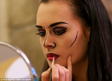 英国女孩展示特效化妆全过程 