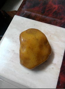这个是什么石头 是黄玉吗 这个石头是属于什么黄 